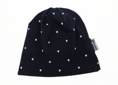Čepice PUNTIKY na černé